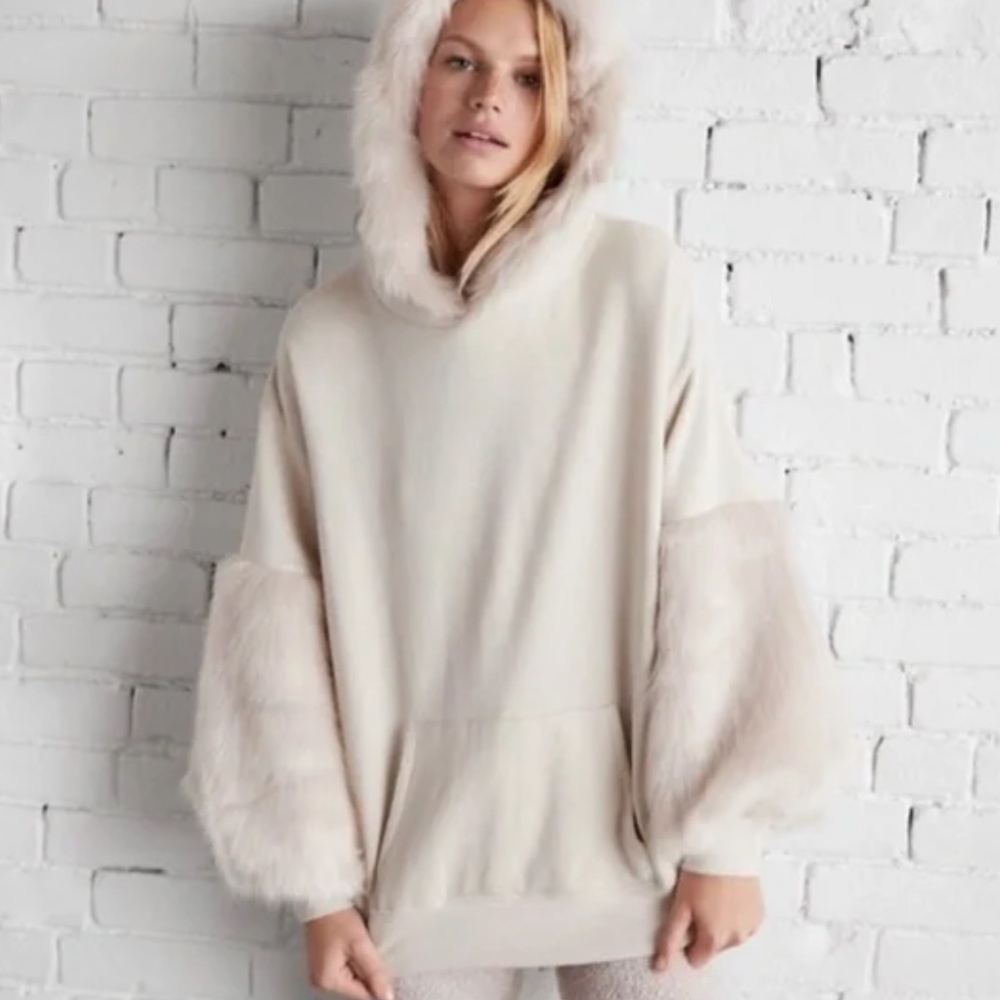 NWOT EXPRESS One Eleven Faux fur hooded hoodie jacket sweatshirt, cream, medium